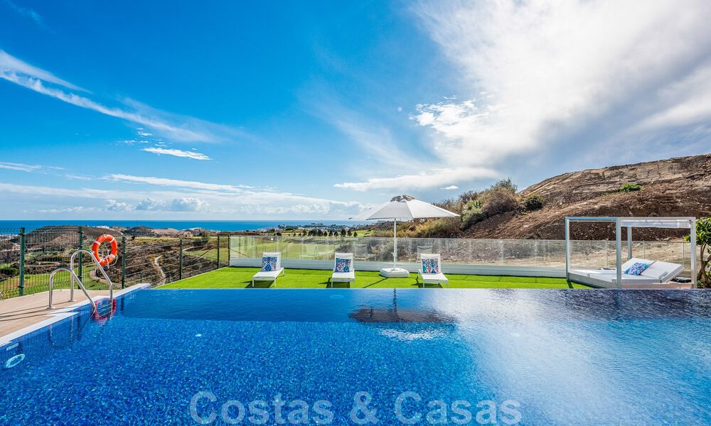 Instapklaar, ruim penthouse te koop met privézwembad en panoramisch golf- en zeezicht, grenzend a/e golfclub in Mijas, Costa del Sol 50485