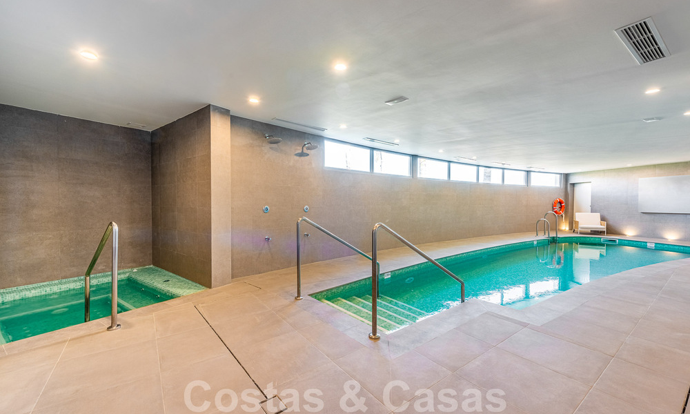 Instapklaar, ruim penthouse te koop met privézwembad en panoramisch golf- en zeezicht, grenzend a/e golfclub in Mijas, Costa del Sol 50501