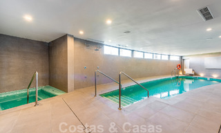 Instapklaar, ruim penthouse te koop met privézwembad en panoramisch golf- en zeezicht, grenzend a/e golfclub in Mijas, Costa del Sol 50501 
