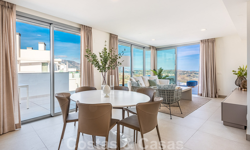 Instapklaar, ruim penthouse te koop met privézwembad en panoramisch golf- en zeezicht, grenzend a/e golfclub in Mijas, Costa del Sol 50503