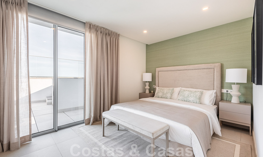 Instapklaar, ruim penthouse te koop met privézwembad en panoramisch golf- en zeezicht, grenzend a/e golfclub in Mijas, Costa del Sol 50510