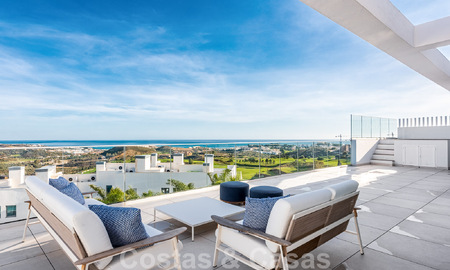 Instapklaar, ruim penthouse te koop met privézwembad en panoramisch golf- en zeezicht, grenzend a/e golfclub in Mijas, Costa del Sol 50516