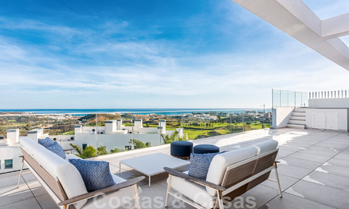 Instapklaar, ruim penthouse te koop met privézwembad en panoramisch golf- en zeezicht, grenzend a/e golfclub in Mijas, Costa del Sol 50516