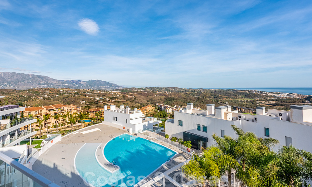 Instapklaar, ruim penthouse te koop met privézwembad en panoramisch golf- en zeezicht, grenzend a/e golfclub in Mijas, Costa del Sol 50517