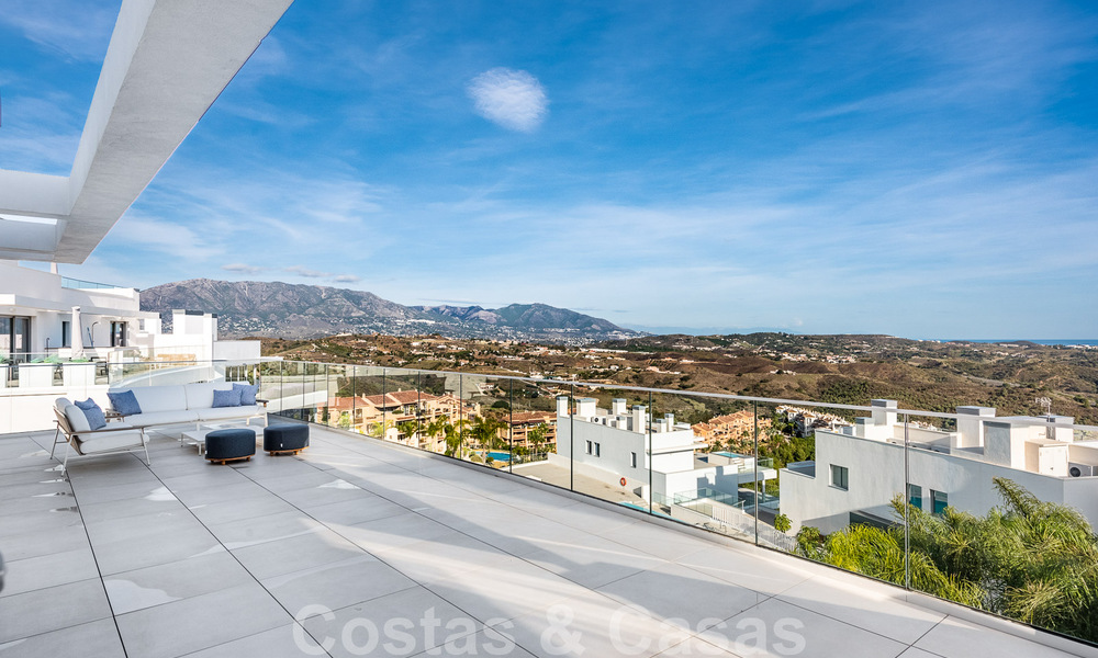 Instapklaar, ruim penthouse te koop met privézwembad en panoramisch golf- en zeezicht, grenzend a/e golfclub in Mijas, Costa del Sol 50518