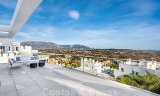 Instapklaar, ruim penthouse te koop met privézwembad en panoramisch golf- en zeezicht, grenzend a/e golfclub in Mijas, Costa del Sol 50518 