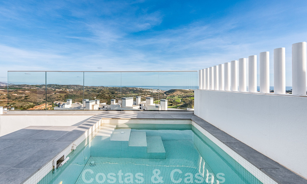 Instapklaar, ruim penthouse te koop met privézwembad en panoramisch golf- en zeezicht, grenzend a/e golfclub in Mijas, Costa del Sol 50519