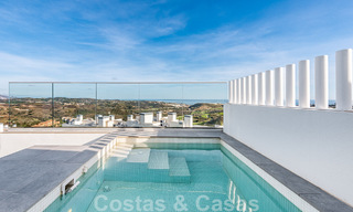Instapklaar, ruim penthouse te koop met privézwembad en panoramisch golf- en zeezicht, grenzend a/e golfclub in Mijas, Costa del Sol 50519 