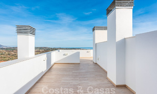 Instapklaar, ruim penthouse te koop met privézwembad en panoramisch golf- en zeezicht, grenzend a/e golfclub in Mijas, Costa del Sol 50520 
