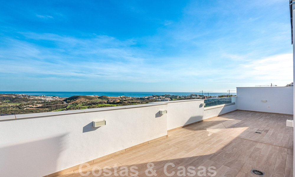 Instapklaar, ruim penthouse te koop met privézwembad en panoramisch golf- en zeezicht, grenzend a/e golfclub in Mijas, Costa del Sol 50521