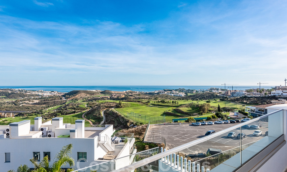 Instapklaar, ruim penthouse te koop met privézwembad en panoramisch golf- en zeezicht, grenzend a/e golfclub in Mijas, Costa del Sol 50522
