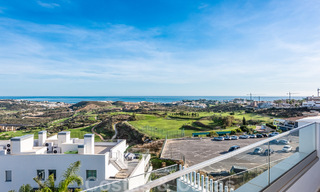 Instapklaar, ruim penthouse te koop met privézwembad en panoramisch golf- en zeezicht, grenzend a/e golfclub in Mijas, Costa del Sol 50522 