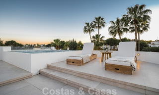 Contemporaine, vrijstaande villa te koop met charmante buitenruimtes en verwarmd zwembad in Nueva Andalucia, Marbella 51090 