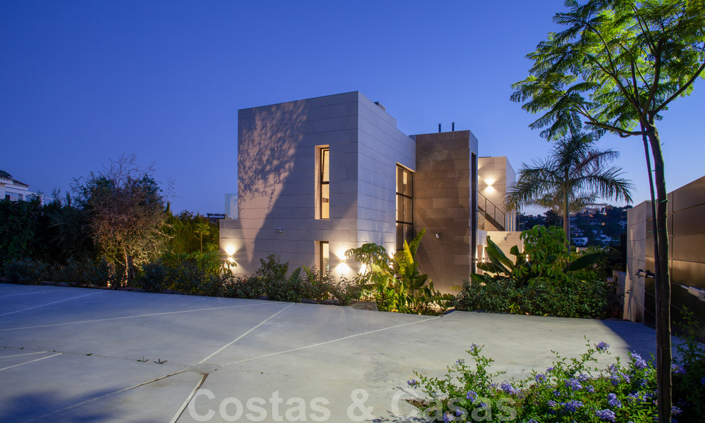 Geavanceerde designervilla in moderne stijl te koop in een afgeschermde wijk in Nueva Andalucia’s golfvallei, Marbella 50639