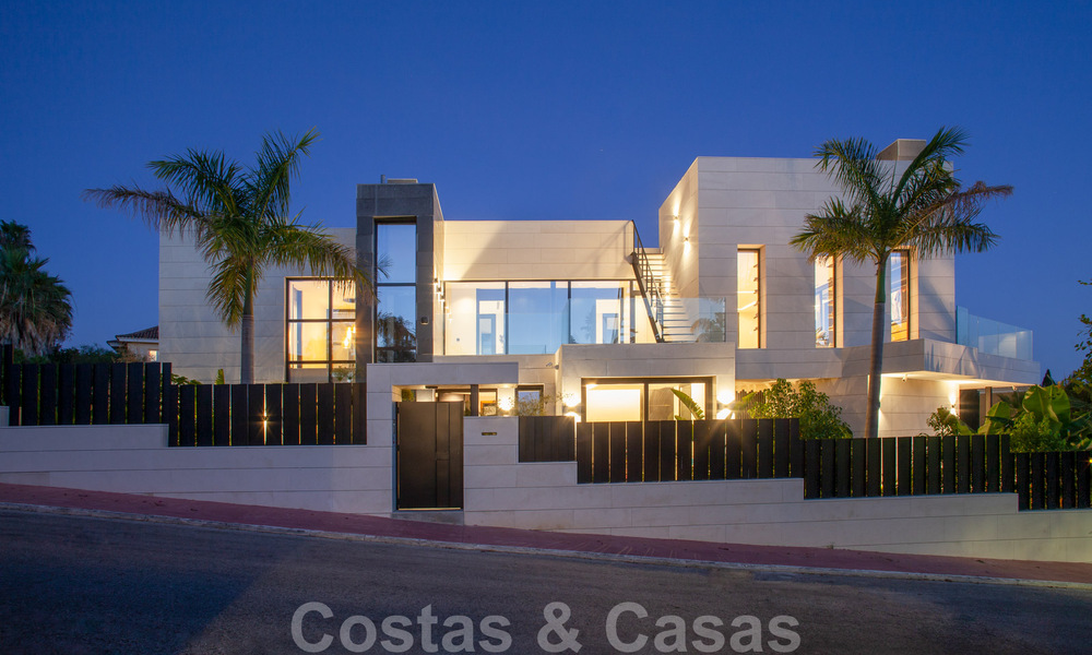 Geavanceerde designervilla in moderne stijl te koop in een afgeschermde wijk in Nueva Andalucia’s golfvallei, Marbella 50640