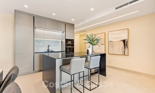 Ruim, stijlvol appartement te koop in een gated complex op eerstelijnsstrand met zeezicht, op de New Golden Mile, Marbella - Estepona 51319 