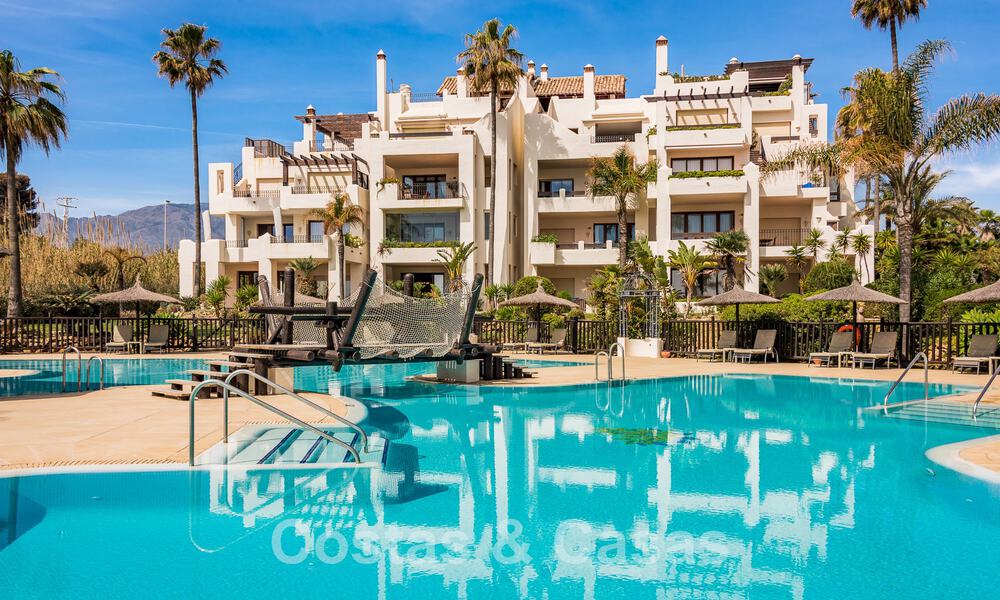 Ruim, stijlvol appartement te koop in een gated complex op eerstelijnsstrand met zeezicht, op de New Golden Mile, Marbella - Estepona 51338