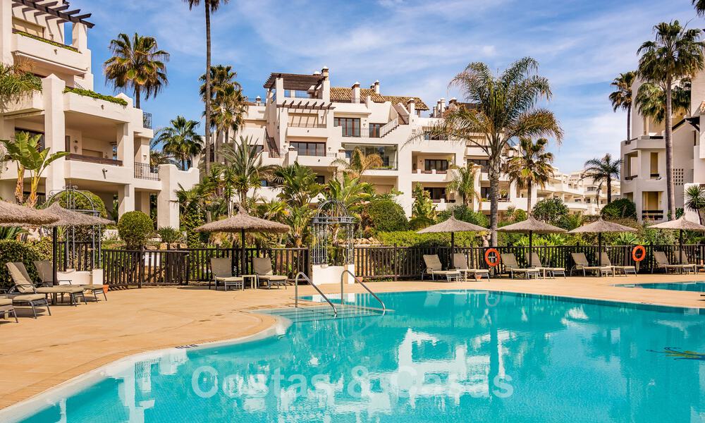 Ruim, stijlvol appartement te koop in een gated complex op eerstelijnsstrand met zeezicht, op de New Golden Mile, Marbella - Estepona 51339