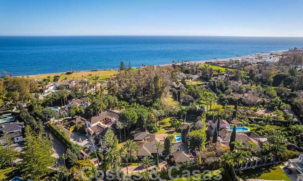 Vrijstaande luxevilla in Mediterrane stijl te koop op een steenworp van het strand en voorzieningen in het prestigieuze Guadalmina Baja te Marbella 51242