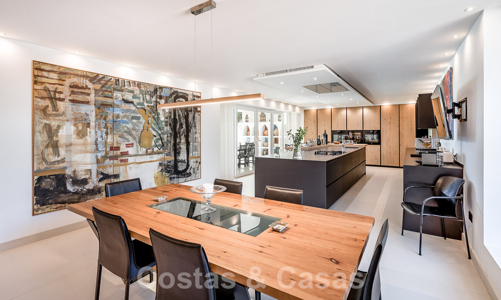 Vrijstaande luxevilla in Mediterrane stijl te koop op een steenworp van het strand en voorzieningen in het prestigieuze Guadalmina Baja te Marbella 51258