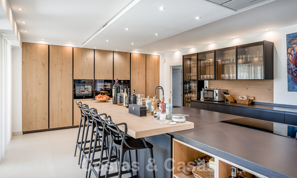 Vrijstaande luxevilla in Mediterrane stijl te koop op een steenworp van het strand en voorzieningen in het prestigieuze Guadalmina Baja te Marbella 51259