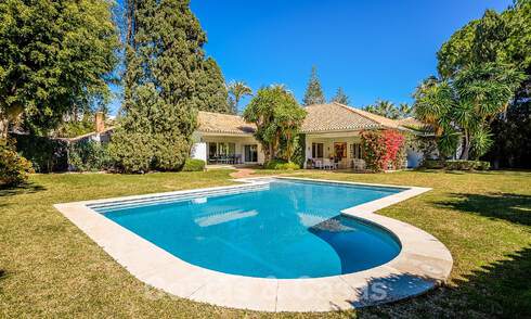 Vrijstaande luxevilla in Mediterrane stijl te koop op een steenworp van het strand en voorzieningen in het prestigieuze Guadalmina Baja te Marbella 51264