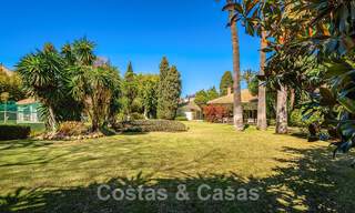 Vrijstaande luxevilla in Mediterrane stijl te koop op een steenworp van het strand en voorzieningen in het prestigieuze Guadalmina Baja te Marbella 51272 