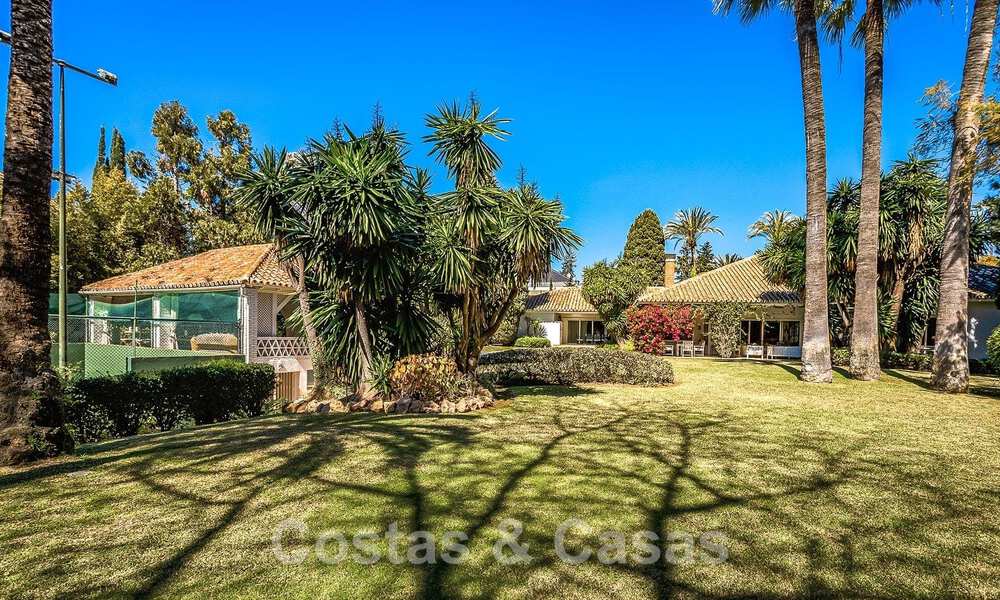 Vrijstaande luxevilla in Mediterrane stijl te koop op een steenworp van het strand en voorzieningen in het prestigieuze Guadalmina Baja te Marbella 51273