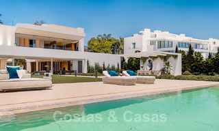 Exclusieve designervilla te koop op eerstelijnsstrand met onbelemmerd zeezicht op de New Golden Mile tussen Marbella en Estepona 51200 
