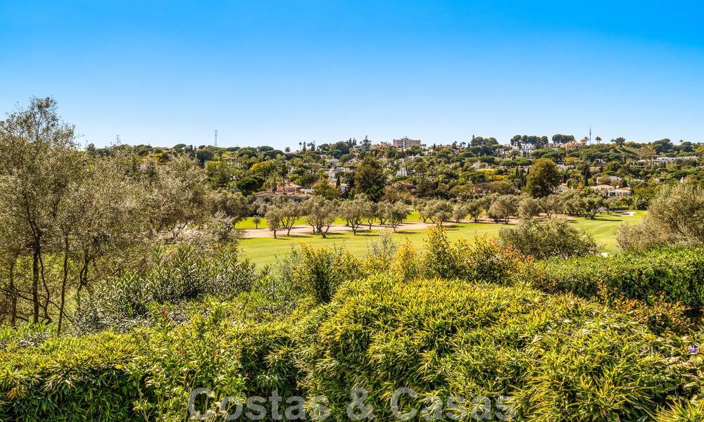 Instapklare luxevilla te koop grenzend aan de Las Brisas golfbaan, in een afgeschermde wijk in Nueva Andalucia’s golfvallei, Marbella 51450