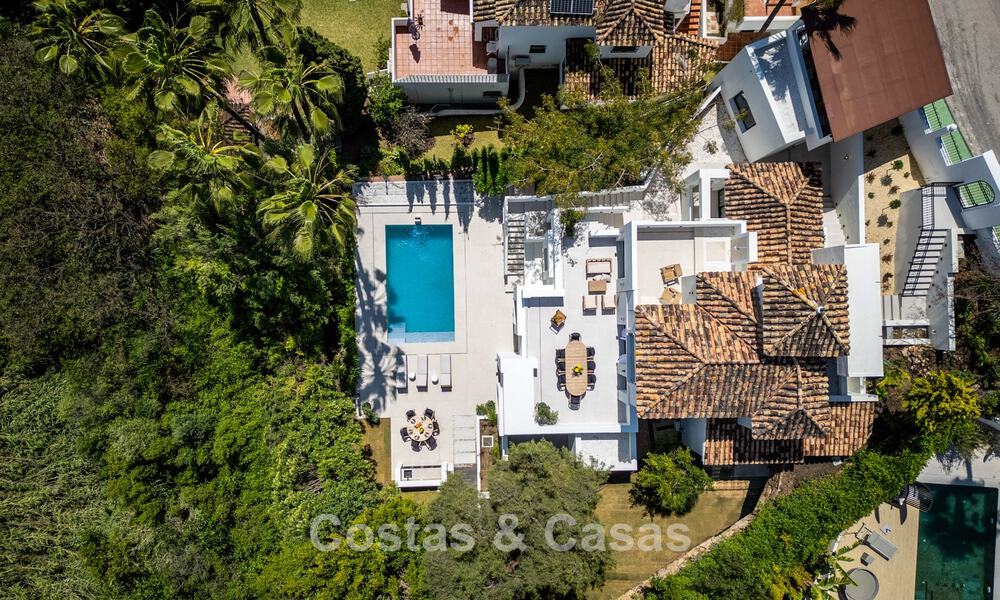Nieuwe luxevilla te koop met een contemporaine bouwstijl gelegen in een beveiligde community van Nueva Andalucia, Marbella 782506