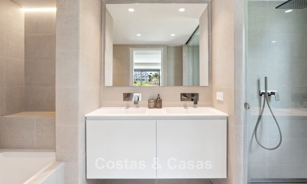 Nieuwe luxevilla te koop met een contemporaine bouwstijl gelegen in een beveiligde community van Nueva Andalucia, Marbella 782507