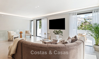 Nieuwe luxevilla te koop met een contemporaine bouwstijl gelegen in een beveiligde community van Nueva Andalucia, Marbella 782512 