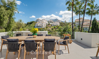 Nieuwe luxevilla te koop met een contemporaine bouwstijl gelegen in een beveiligde community van Nueva Andalucia, Marbella 782515 