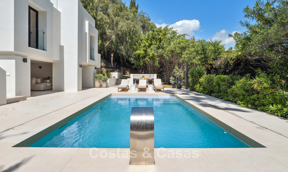 Nieuwe luxevilla te koop met een contemporaine bouwstijl gelegen in een beveiligde community van Nueva Andalucia, Marbella 782518