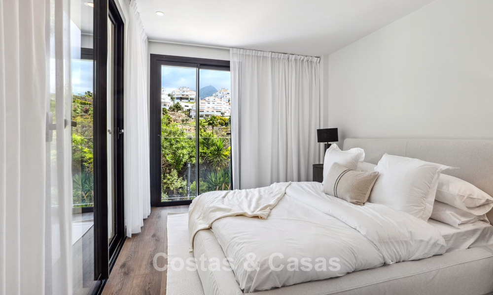 Nieuwe luxevilla te koop met een contemporaine bouwstijl gelegen in een beveiligde community van Nueva Andalucia, Marbella 782520
