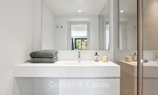 Nieuwe luxevilla te koop met een contemporaine bouwstijl gelegen in een beveiligde community van Nueva Andalucia, Marbella 782522 