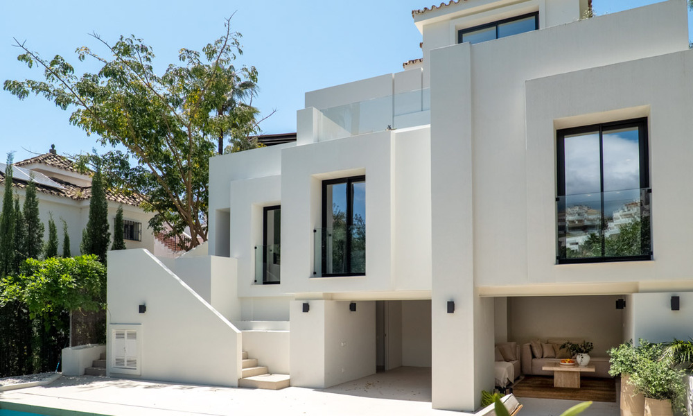 Nieuwe luxevilla te koop met een contemporaine bouwstijl gelegen in een beveiligde community van Nueva Andalucia, Marbella 782525