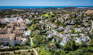 Nieuwe luxevilla te koop met een contemporaine bouwstijl gelegen in een beveiligde community van Nueva Andalucia, Marbella 782526 
