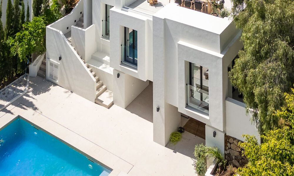 Nieuwe luxevilla te koop met een contemporaine bouwstijl gelegen in een beveiligde community van Nueva Andalucia, Marbella 782527