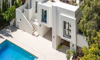 Nieuwe luxevilla te koop met een contemporaine bouwstijl gelegen in een beveiligde community van Nueva Andalucia, Marbella 782527 