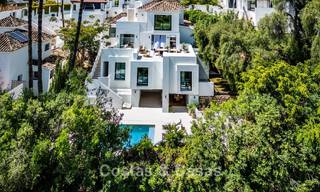 Nieuwe luxevilla te koop met een contemporaine bouwstijl gelegen in een beveiligde community van Nueva Andalucia, Marbella 782533 