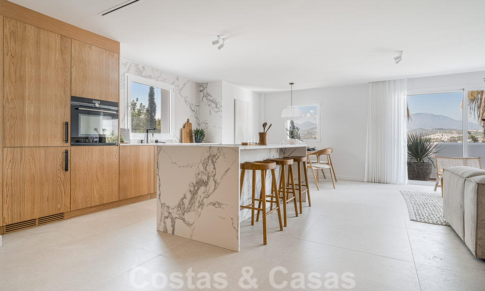 Volledig gerenoveerd appartement te koop, met een groot terras, op wandelafstand van voorzieningen en zelfs Puerto Banus, Marbella 51481