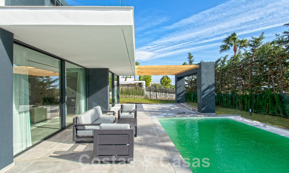 Instapklare luxevilla te koop met fantastisch zeezicht gelegen in een golfresort nabij Estepona centrum 52454