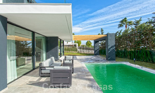 Instapklare luxevilla te koop met fantastisch zeezicht gelegen in een golfresort nabij Estepona centrum 52454 