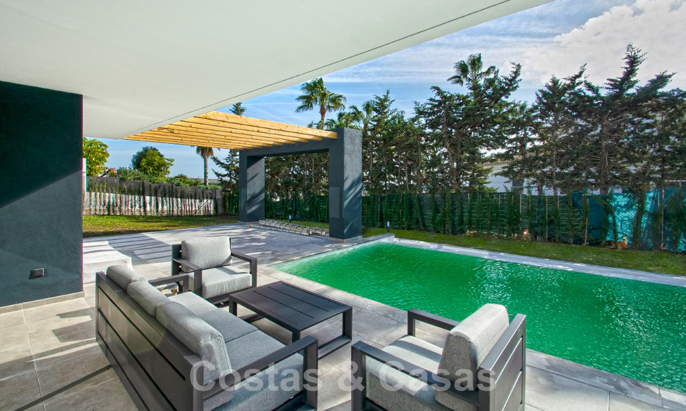 Instapklare luxevilla te koop met fantastisch zeezicht gelegen in een golfresort nabij Estepona centrum 52455