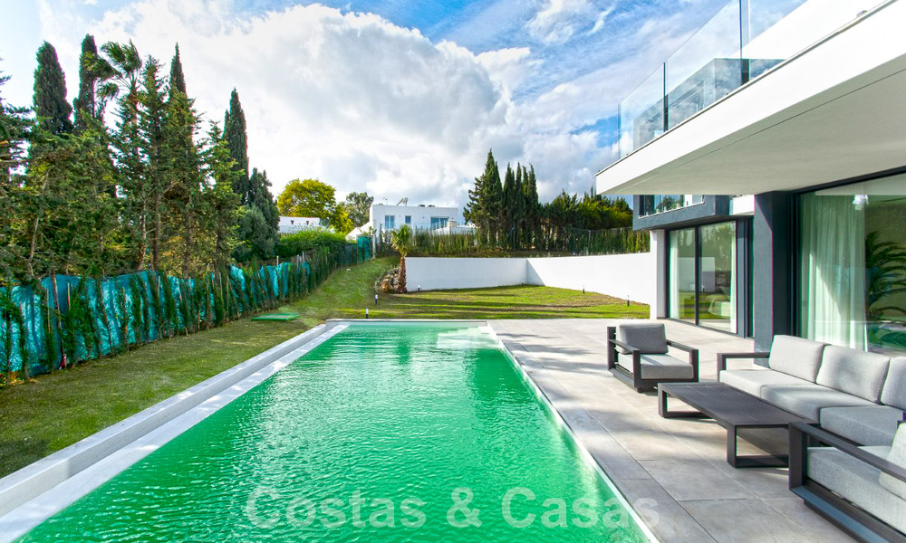 Instapklare luxevilla te koop met fantastisch zeezicht gelegen in een golfresort nabij Estepona centrum 52458