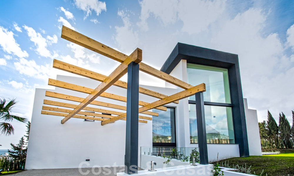 Instapklare luxevilla te koop met fantastisch zeezicht gelegen in een golfresort nabij Estepona centrum 52459