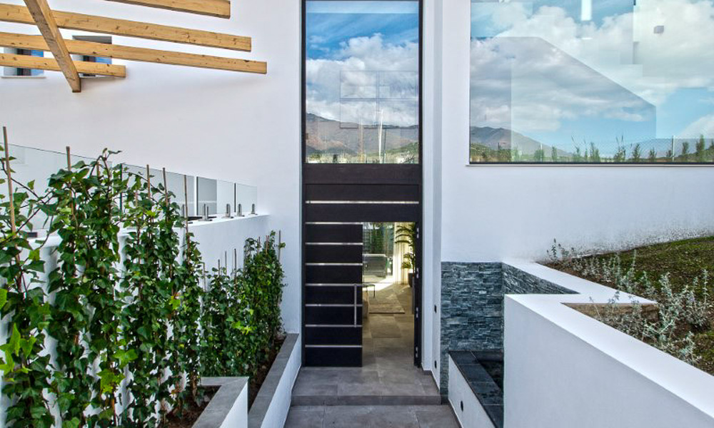 Instapklare luxevilla te koop met fantastisch zeezicht gelegen in een golfresort nabij Estepona centrum 52460
