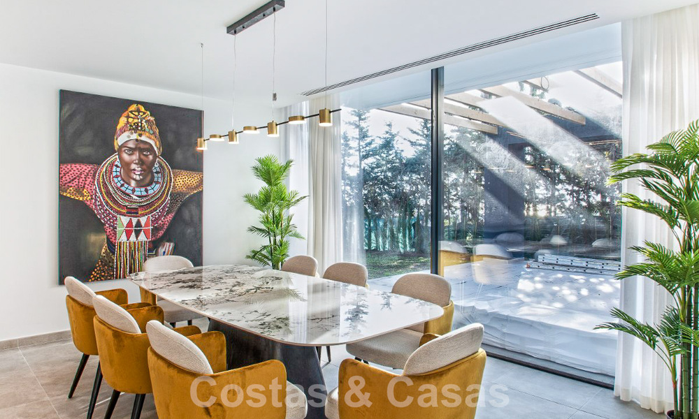 Instapklare luxevilla te koop met fantastisch zeezicht gelegen in een golfresort nabij Estepona centrum 52462